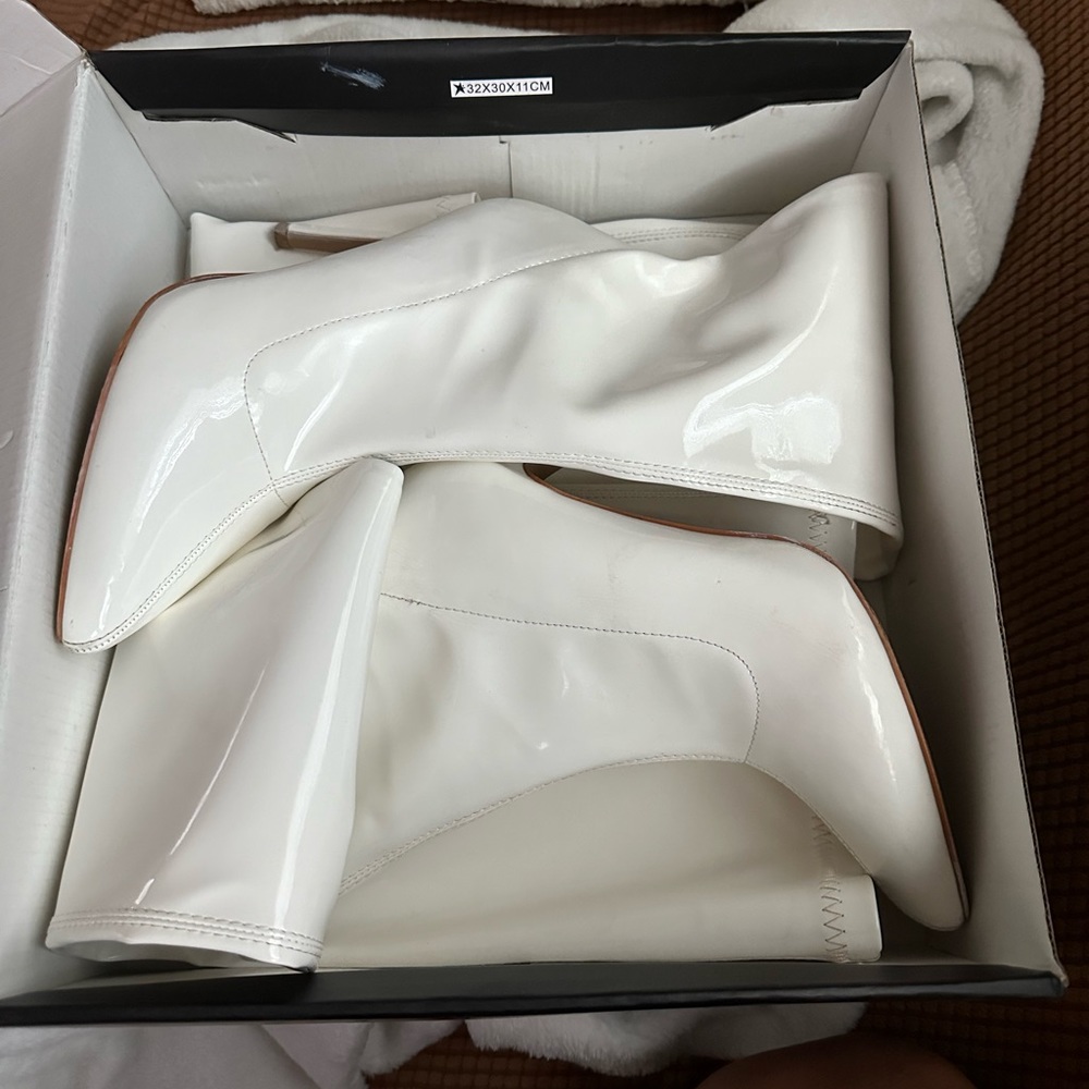 THIGH HIGH WHITE LEATHER HEEL BOOTS